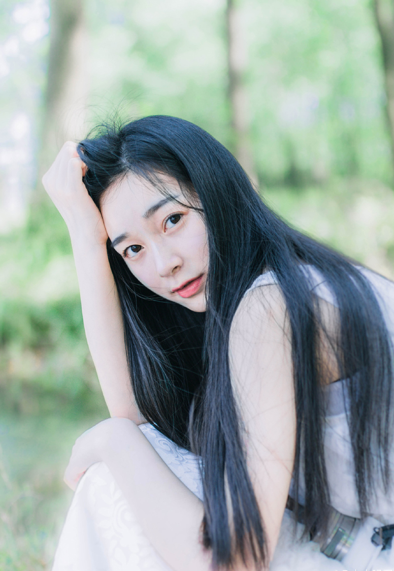 “兄长放心，我不会胡来，只是前线战报，兄长若是有暇，不妨书信于我如何？”庞统跟吕玲绮、赵云等人平辈论交，吕征身为吕玲绮的弟弟，虽然年纪差了不少，但仍旧是以平辈之礼相处。